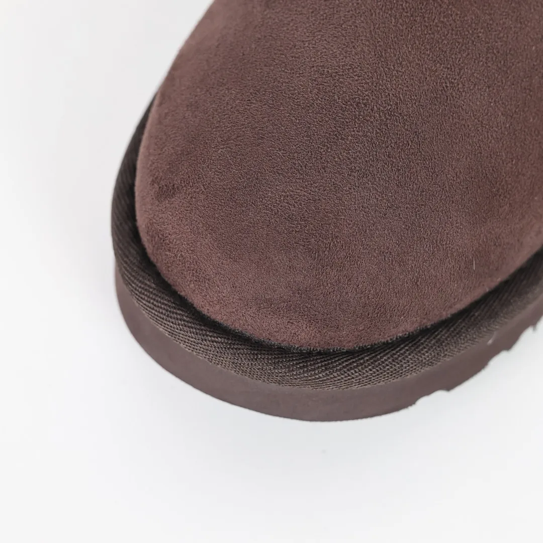 Pick up locally 💰520, core recommendation, good price, UGG Classic Mini mid-tube series, Xiaohongshu hot model, Henan Longfeng leather production, sheepskin and wool integration, top quality in the market, 2-3 cm cashmere insole, keeping warm in winter, suitable for home use. In the new year, uug launched a style series, which is partially biased towards the preferences of young consumers, and has also been at the forefront of fashion trends. Shoe body material, water-repellent coated suede upper 17mm UGGPURE™ implanted wool insole Lightweight non-slip comfortable rubber outsole With brand LOGO Trademark Comes with full packaging Size: 35 36 37 38 39 40